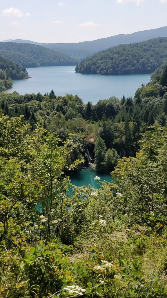 Vue en haut d'une colline - Lacs de Plitvice