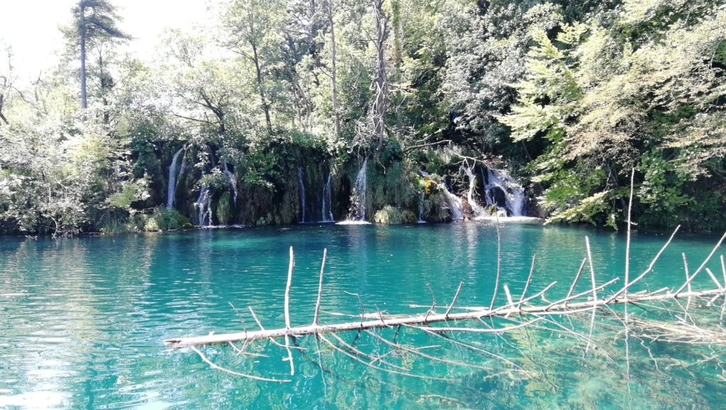 Eau verte et cascade - lacs de Plitvice